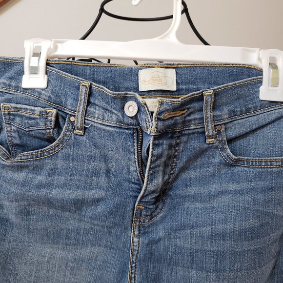 Levi's 512 Perfectly Slimming Denim Capris Size 6 EUC - Picture 2 of 7